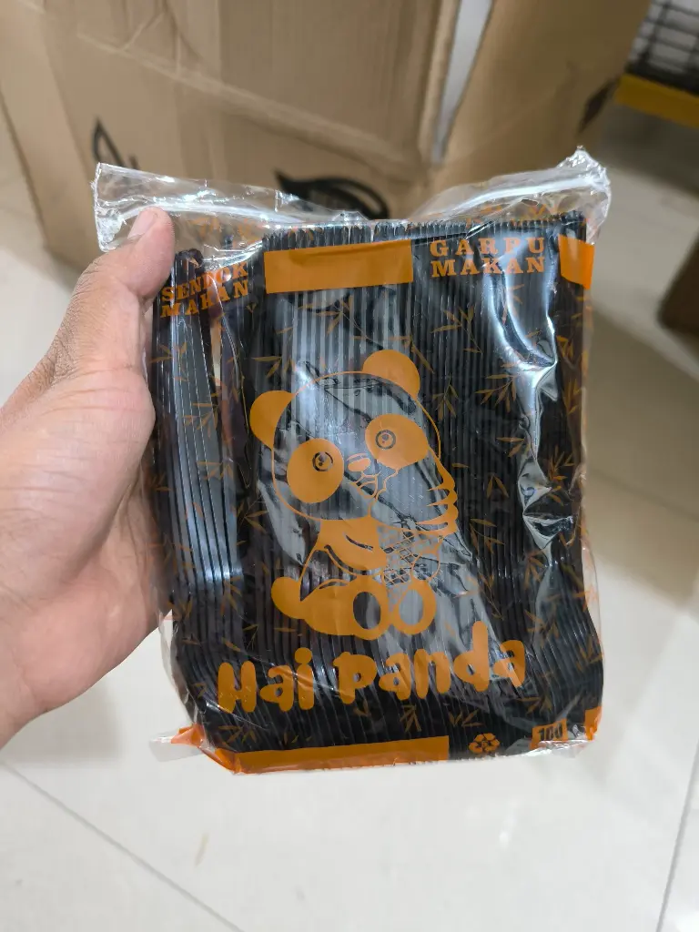Sendok Makan Plastik Hitam Panda isi 100